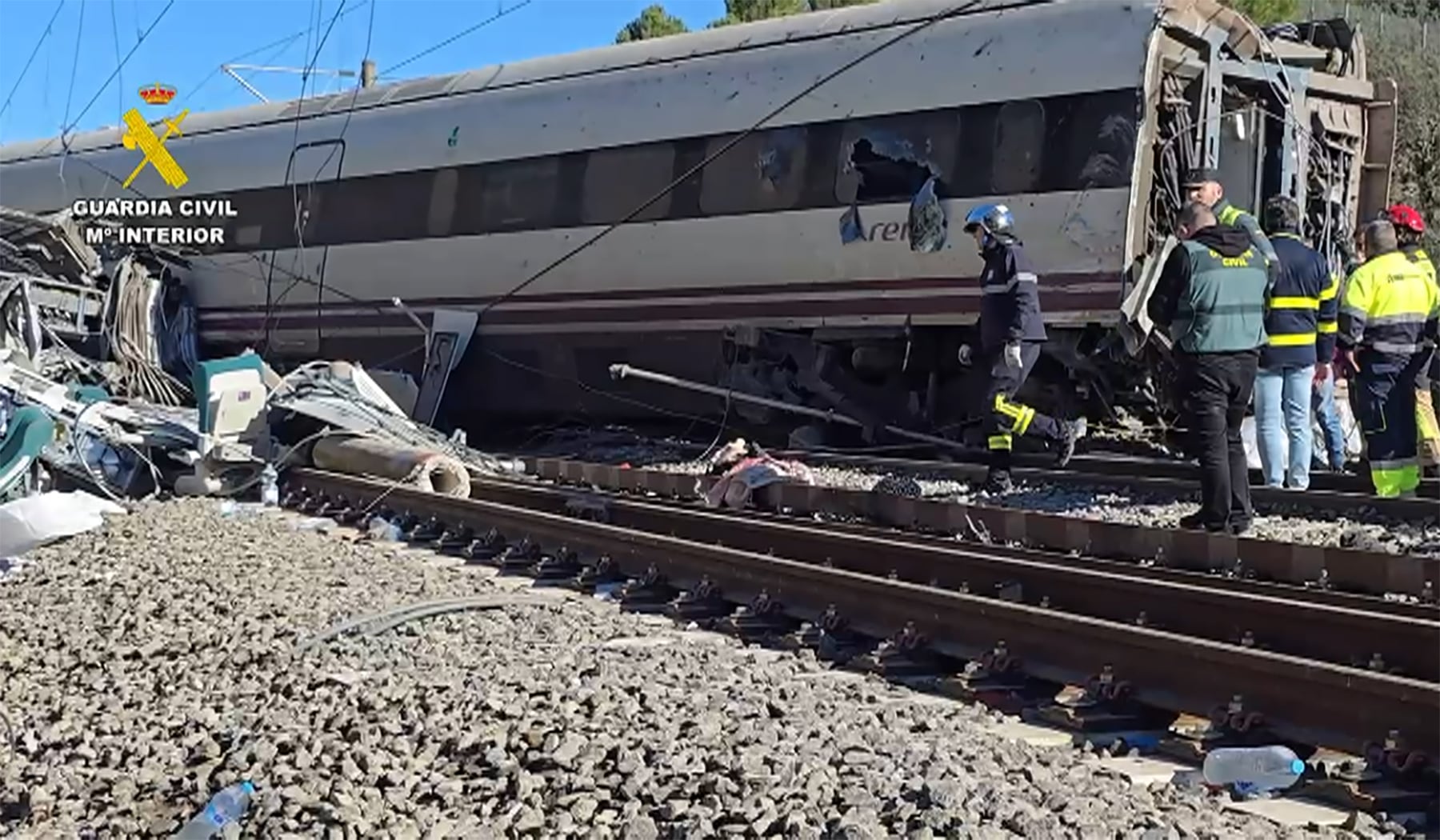 Estado del tren Alvia, uno de los dos accidentados, en el que la Guardia Civil busca restos y evidencias para identificar víctimas e investigar el accidente ferroviario registrado este domingo en Adamuz (Córdoba).