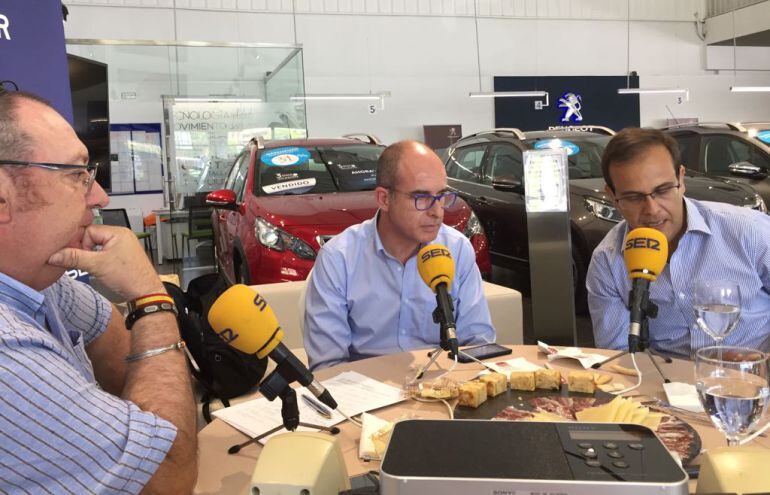 Juan Manuel Molina, gerente de AMI Peugeot y Miguel Ángel Rodríguez, reponsable de la financiera PSA, durante su intervención en el programa realizadodesde las instalaciones de AMI Peugeot.