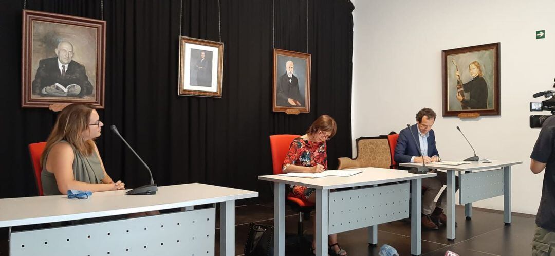 Moment de la signatura entre Antònia Camps i Marc Pons per construir deu HPO a Es Migjorn Gran.