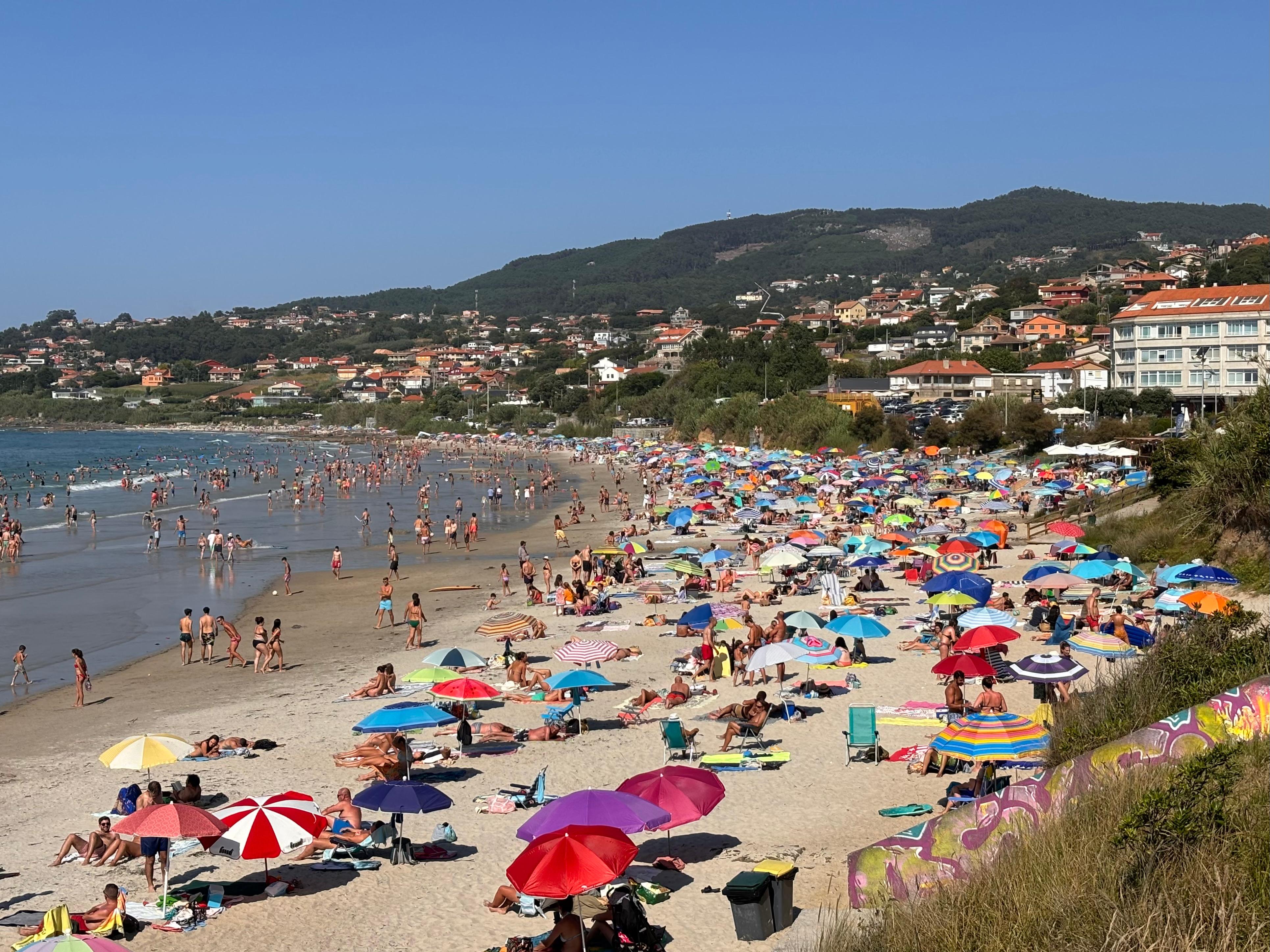 Una playa gallega abarrotada de gente.