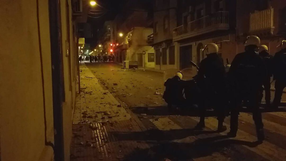 Intervención policial durante los disturbios en Linares el pasado sábado.