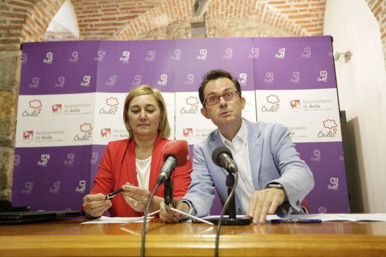 La concejal delegada de Interior, Raquel Arribas, y el teniente de alcalde de Personal, Óscar Arroyo, comparecen ante los medios de comunicación