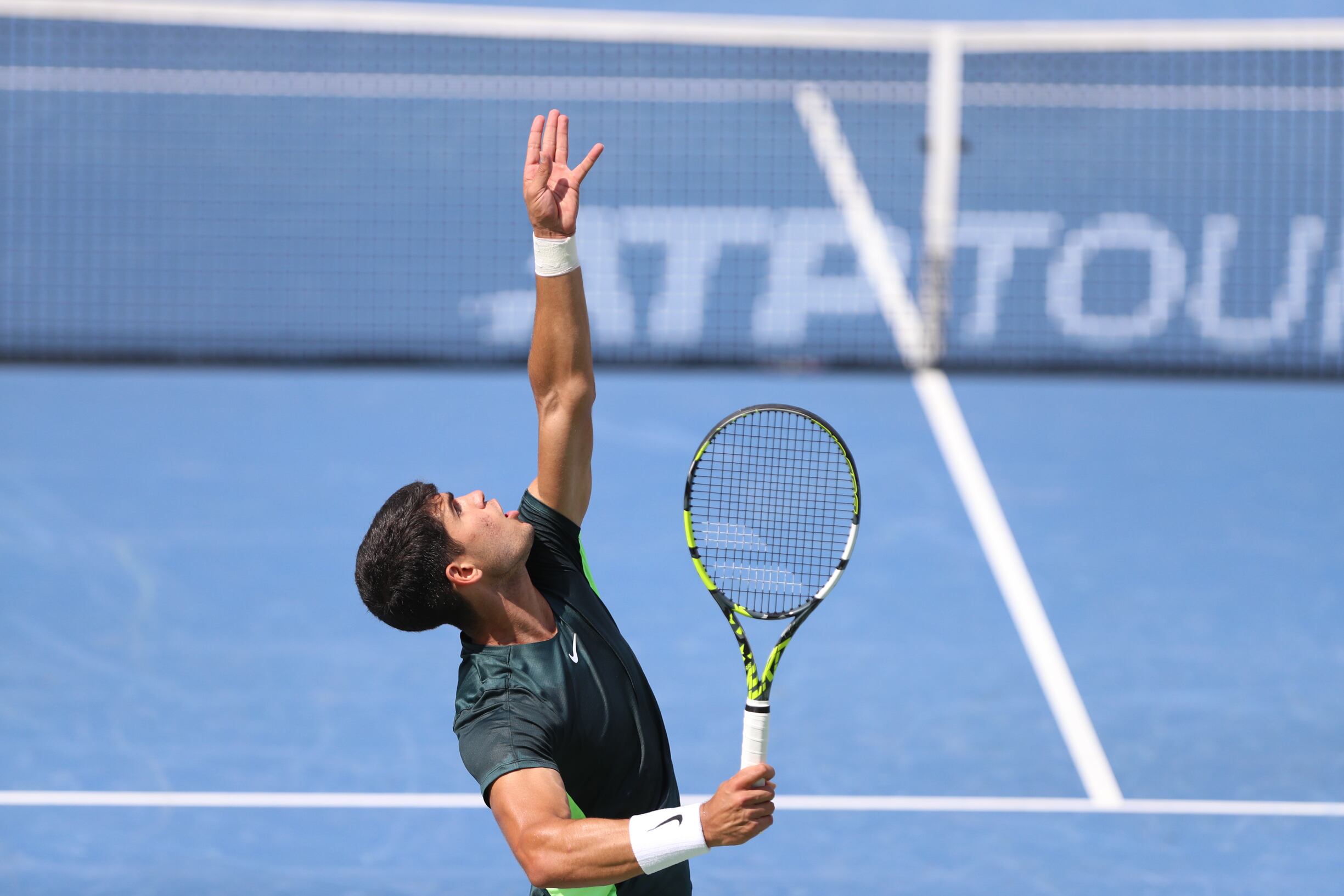 Carlos Alcaraz saca durante su partido ante Max Purcell en Cincinnati