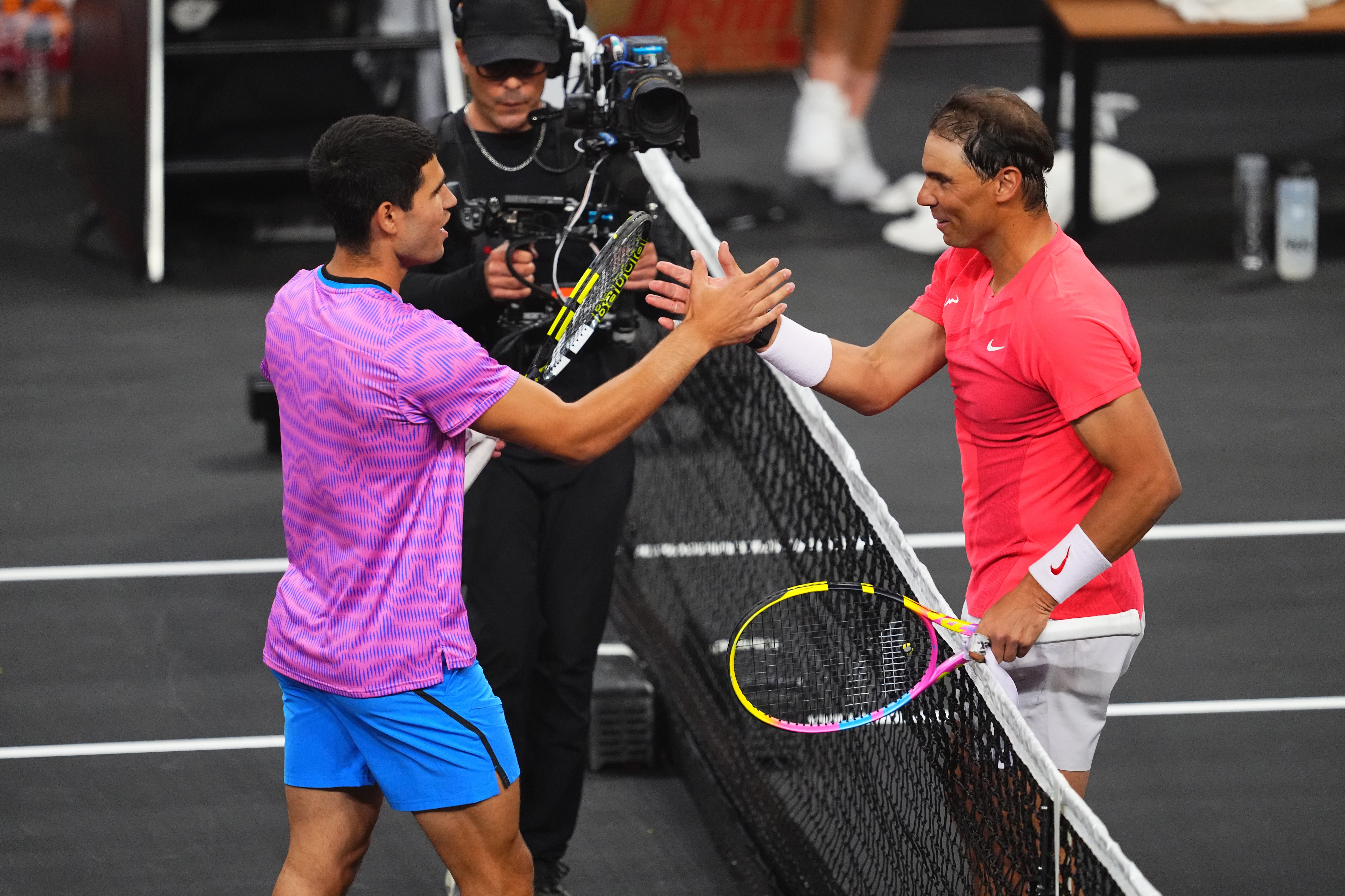 Carlos Alcaraz y Rafael Nadal se saludan tras el partido de exhibición &#039;The Netflix Slam&#039;