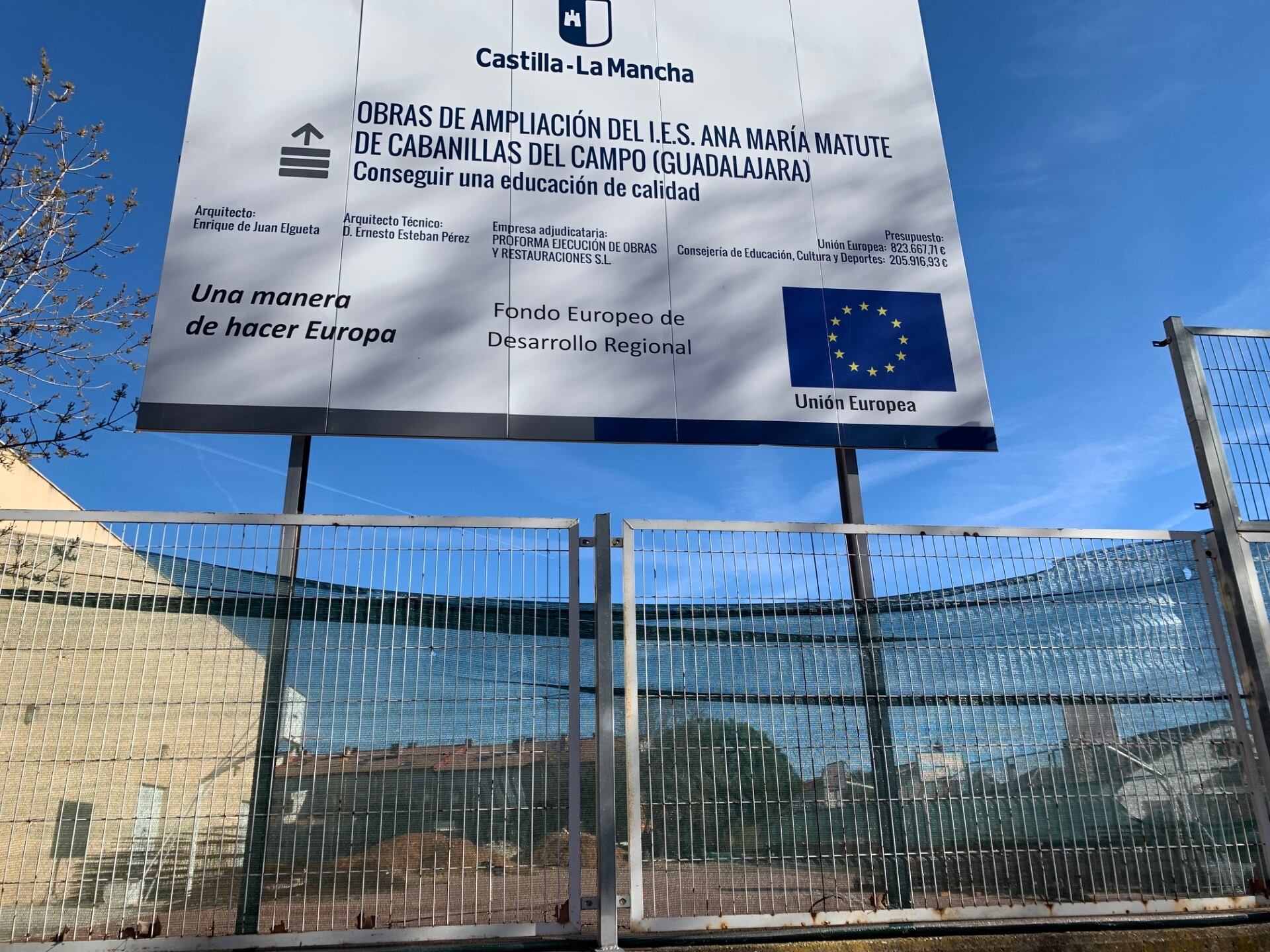 Instituto de Cabanillas del Campo y cartel anunciador de las obras