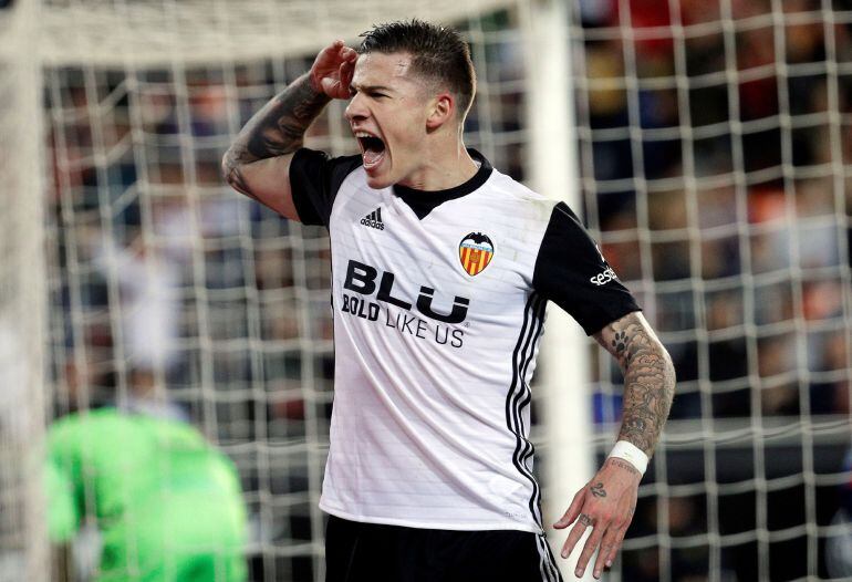 Santi Mina celebra el primer gol del Valencia