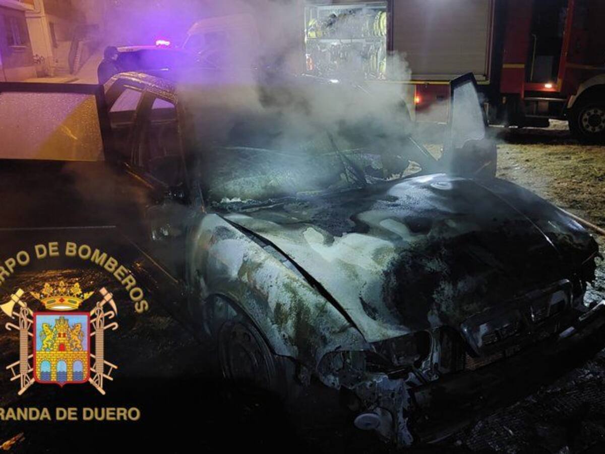 Arde un turismo estacionado en la calle Pedro Sanz Abad