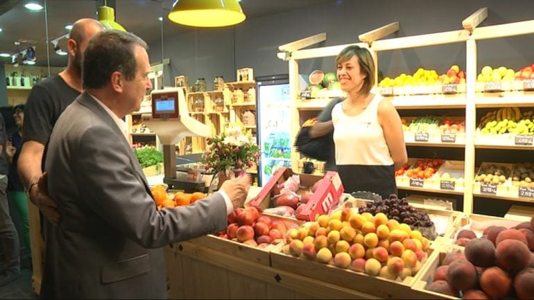 El alcalde de Vigo en su visita al nuevo mercado.