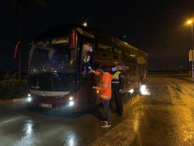 La policía entregado mascarillas a los autobuses que transportan a temporeros al campo