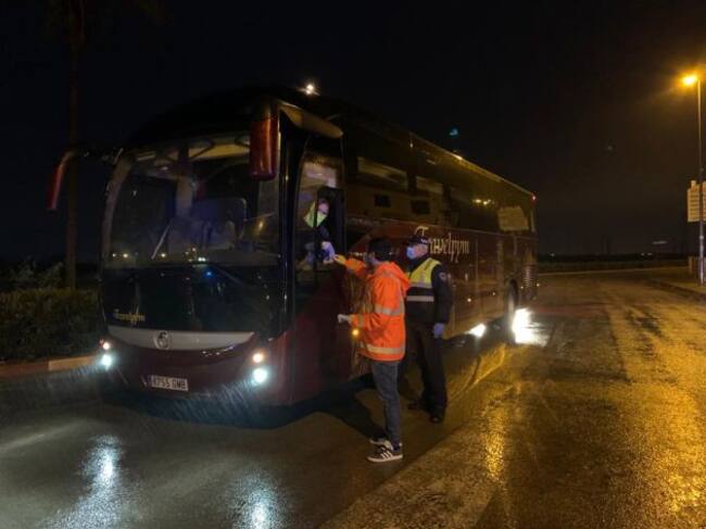 La policía entregado mascarillas a los autobuses que transportan a temporeros al campo