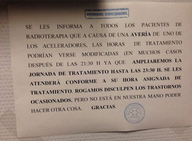 Cartel colocado en el Hospital Doctor Negrín en el que se avisa de la ampliación del horario de radioterapia