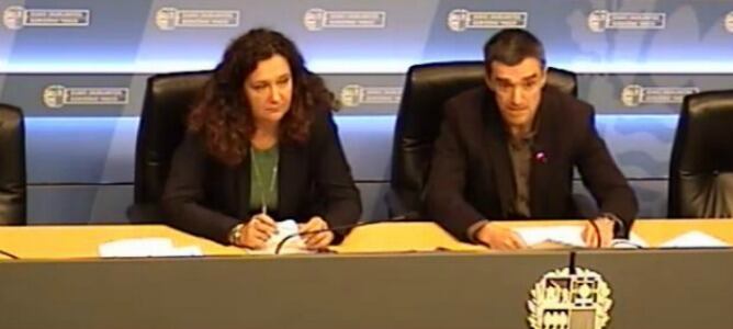 El secretario general de Paz y Convivencia, Jonan Fernandez, y la directora de Víctimas, Monika Hernando, han presentado el programa Gertu