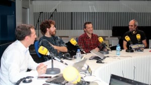 De izquierda a derecha, Roberto Sánchez, subdirector de La Ventana, el actor Álvaro Cervantes, el director Salvador Calvo y el actor Luis Tosar.