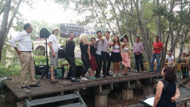 Entrega de premios del III Descenso de Balsas por el Río Carrión celebrado ayer. 