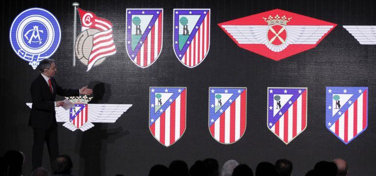 Los escudos del Atlético, antes de la presentación de la nueva insignia del conjunto rojiblanco.