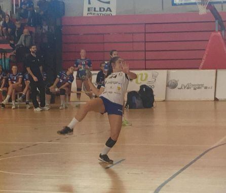 Elena Amores lanzando un 7 metros