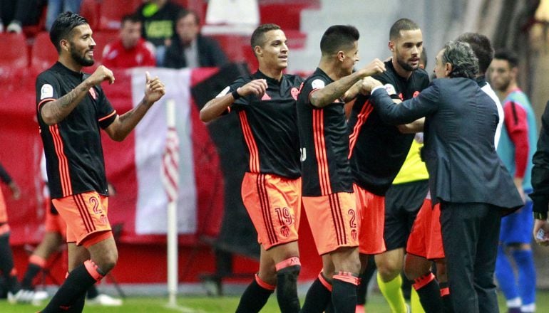 Los jugadores del Valencia celebran el gol con Cesare Prandelli