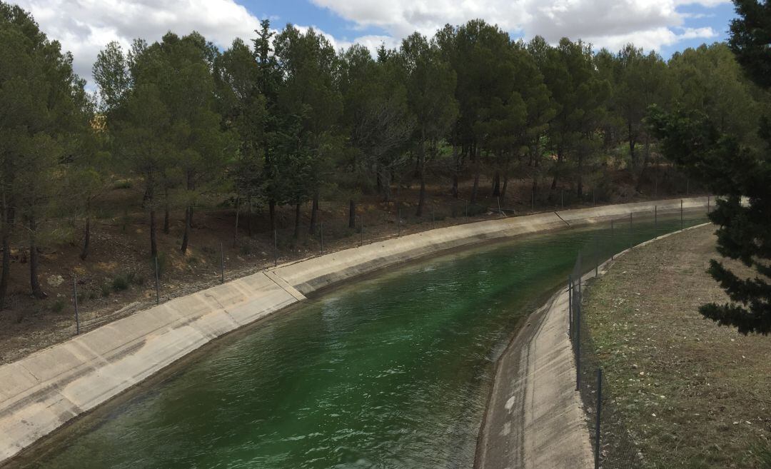 El trasvase a su paso por Carrascosa del Campo, en una imagen de archivo