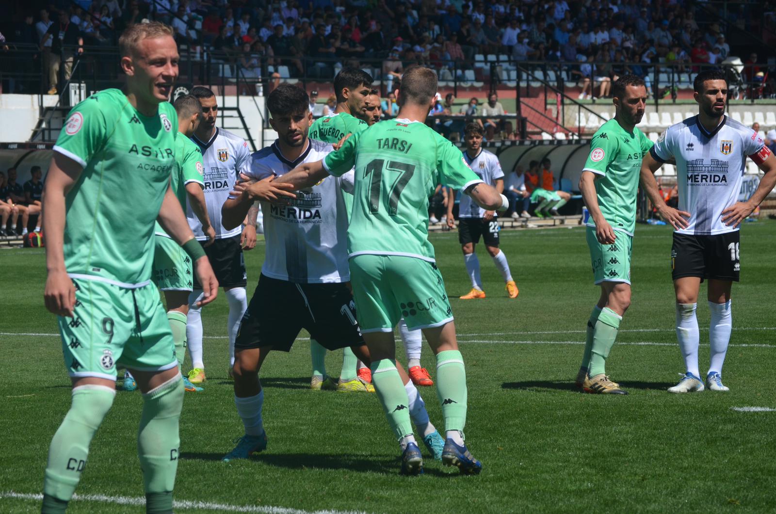 Obolskii, en primer término, no se olvidó de defender en área propia