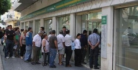 Desempleados haciendo cola ante una oficina del Servicio Andaluz de Empleo