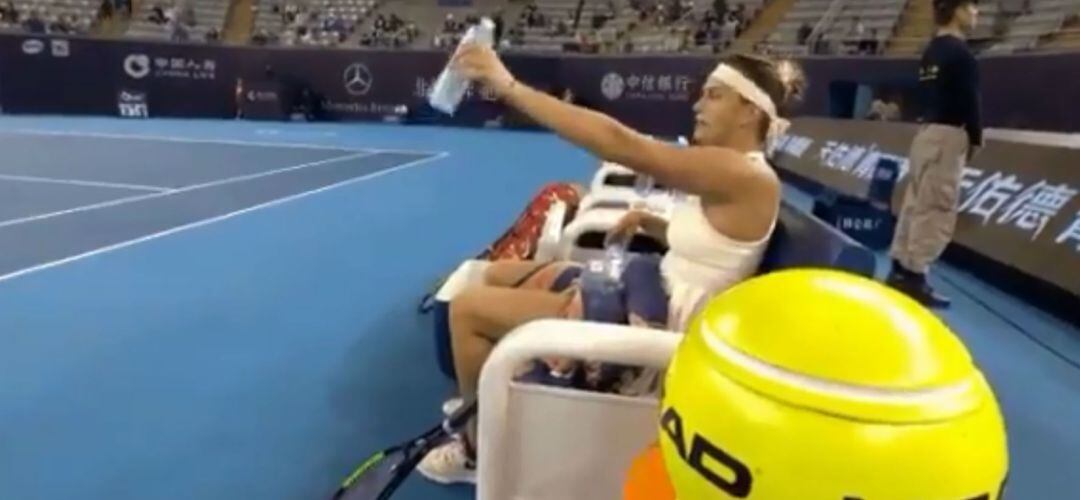 Sabalenka, en el momento del incidente con el recogepelotas