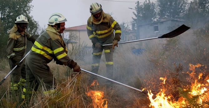 Brigadistas trabajan para extinguir el incendio declarado en Chás, en Montederramo (Ourense)