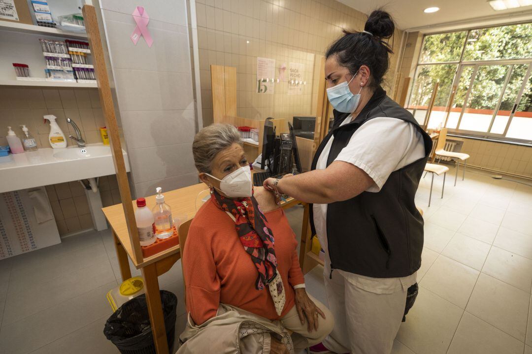 Vacunación en un centro de salud gallego.