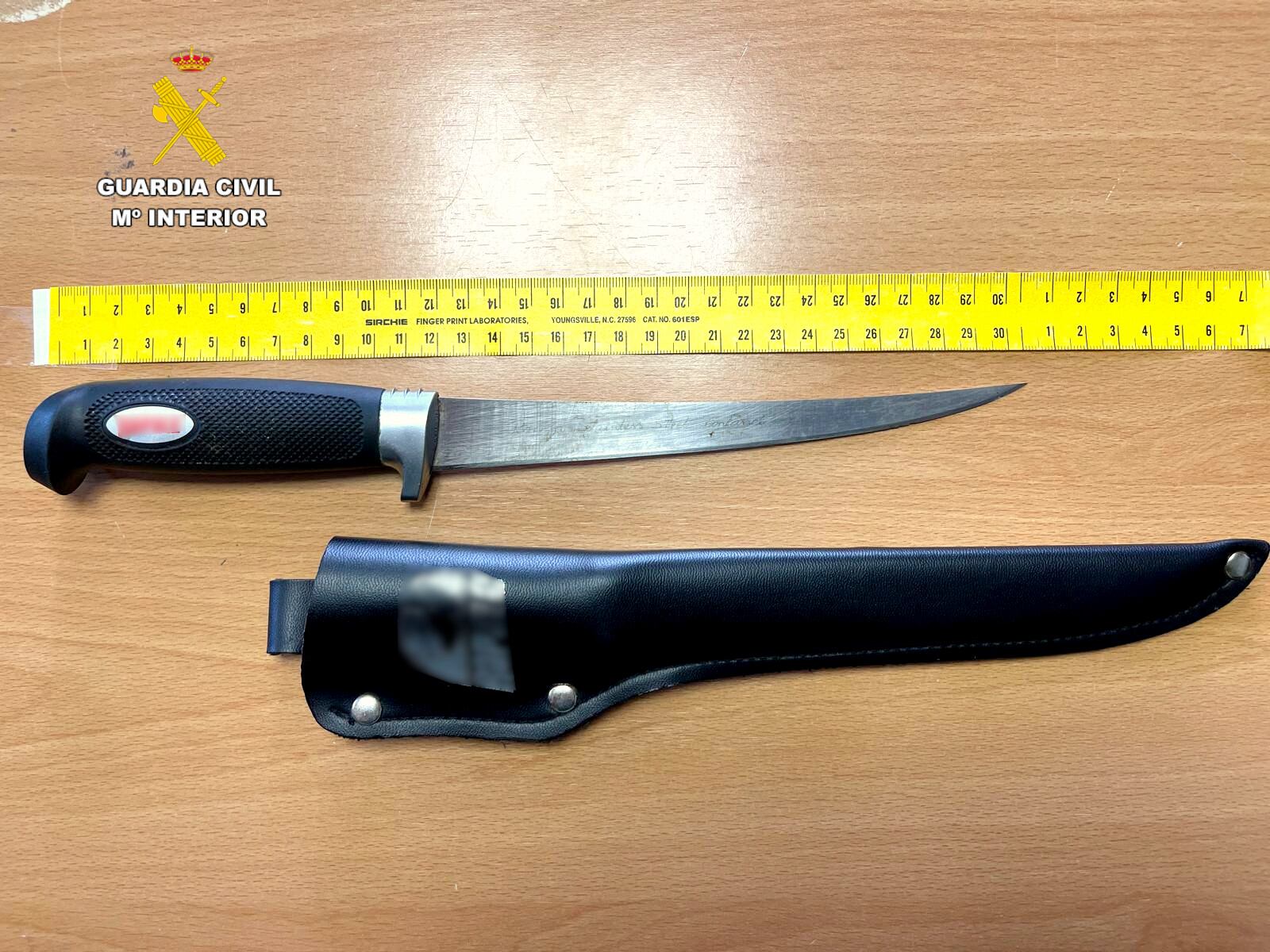 Cuchillo deshuesador con funda de 18,5 centímetros de hoja, presuntamente utilizada durante el robo / Guardia Civil