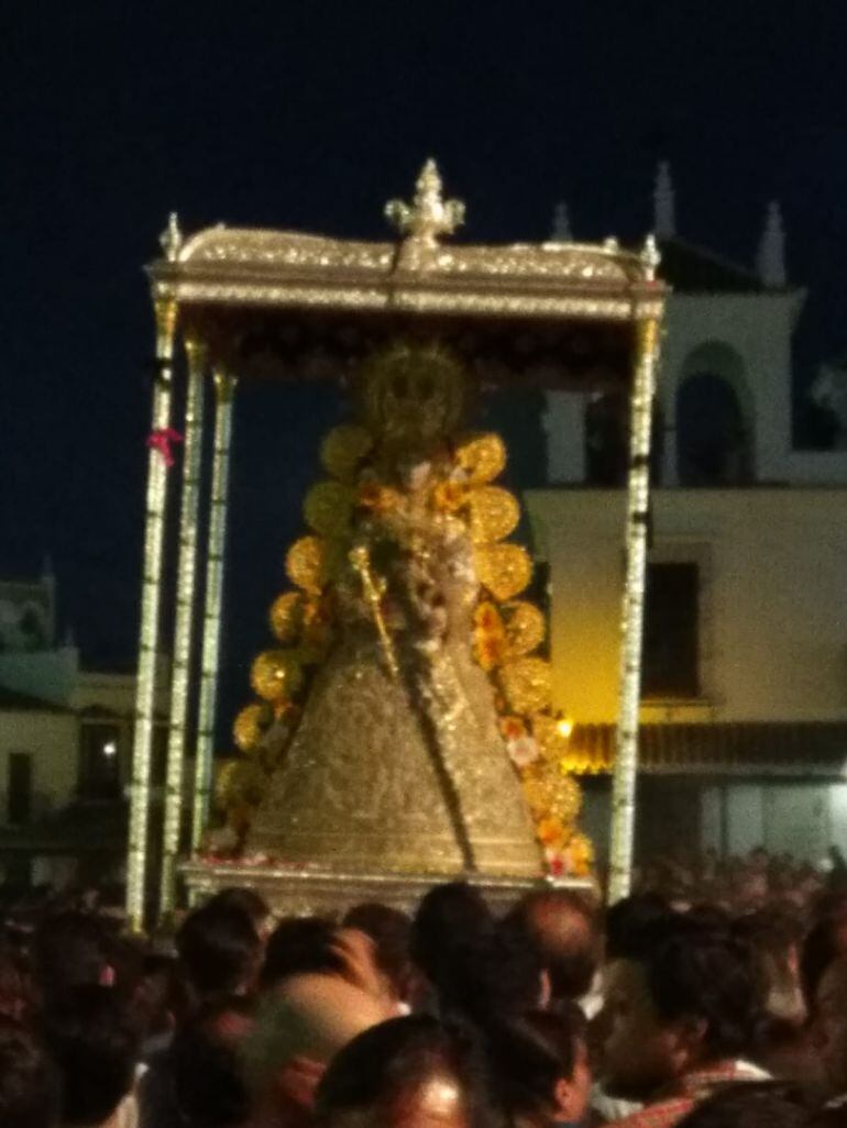 Virgen del Rocío frente a la Hermandad de Algeciras