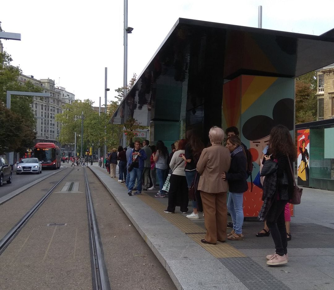 Usuarios del tranvía esperando en la parada de Plaza Aragón durante el primer día de paros de los conductores 