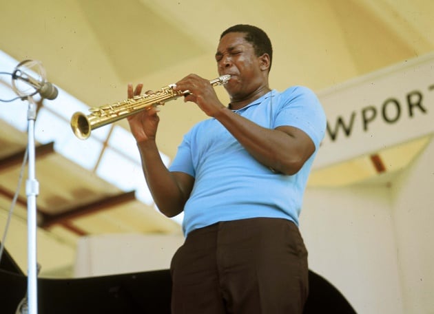 John Coltrane durante su actuación en el festival de Newport