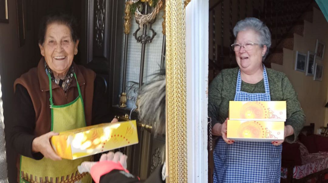 Dos vecinas de Portalrubio de Guadamejud (Cuenca) recibiendo el roscón que les ha regalado el ayuntamiento.