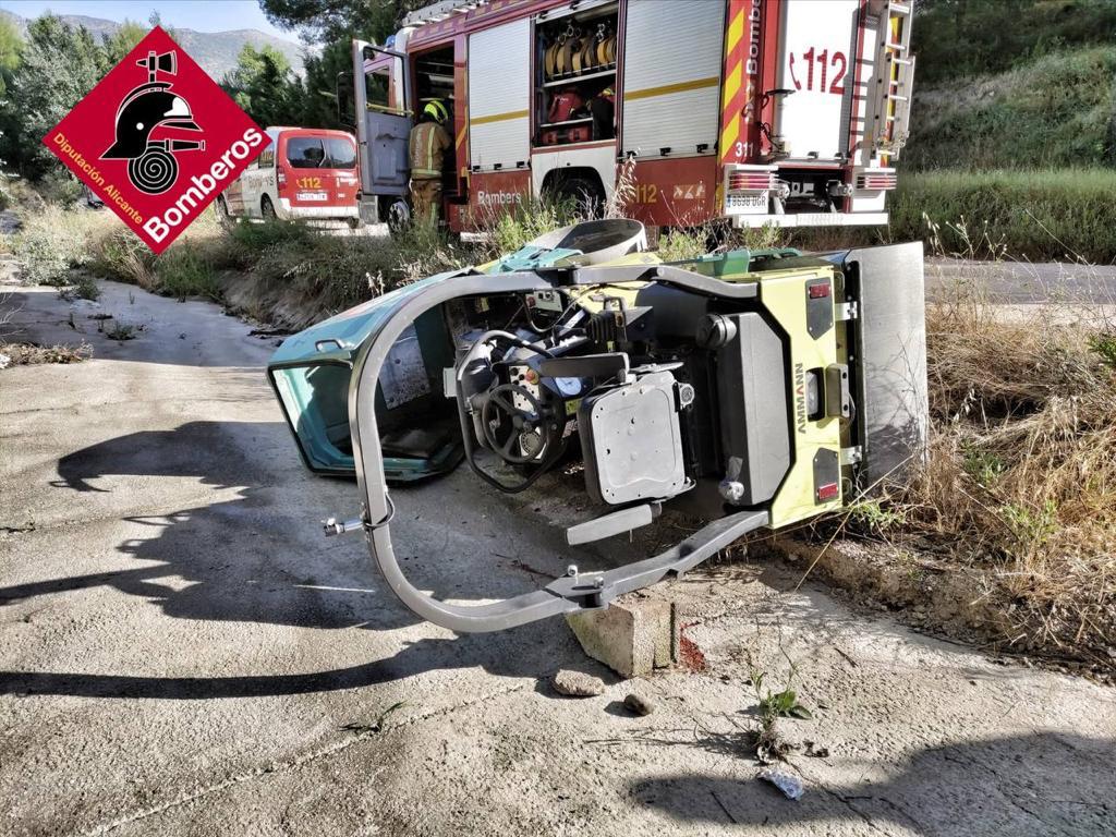 Estado de la apisonadora, que conducía el operario fallecido, después de volcar en unas obras en Benimarfull