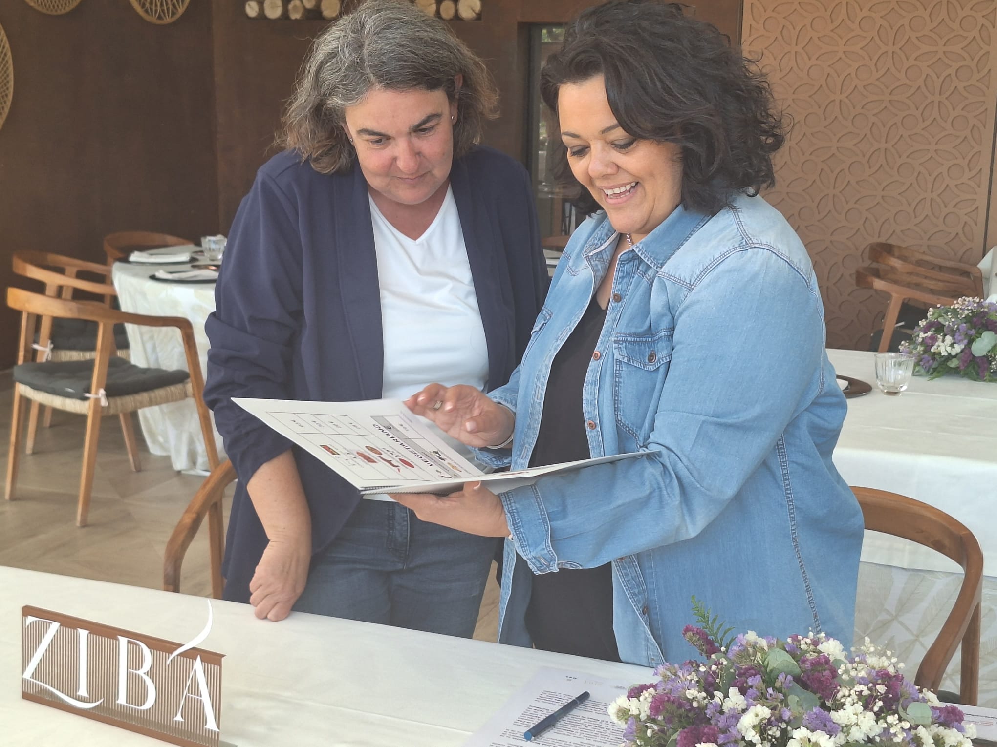 Rocío Ruiz y Susana Guri ojean la carta adaptada para personas con Autismo en el Restaurante a la carta de Zibá: &quot;Raíces 1982&quot;