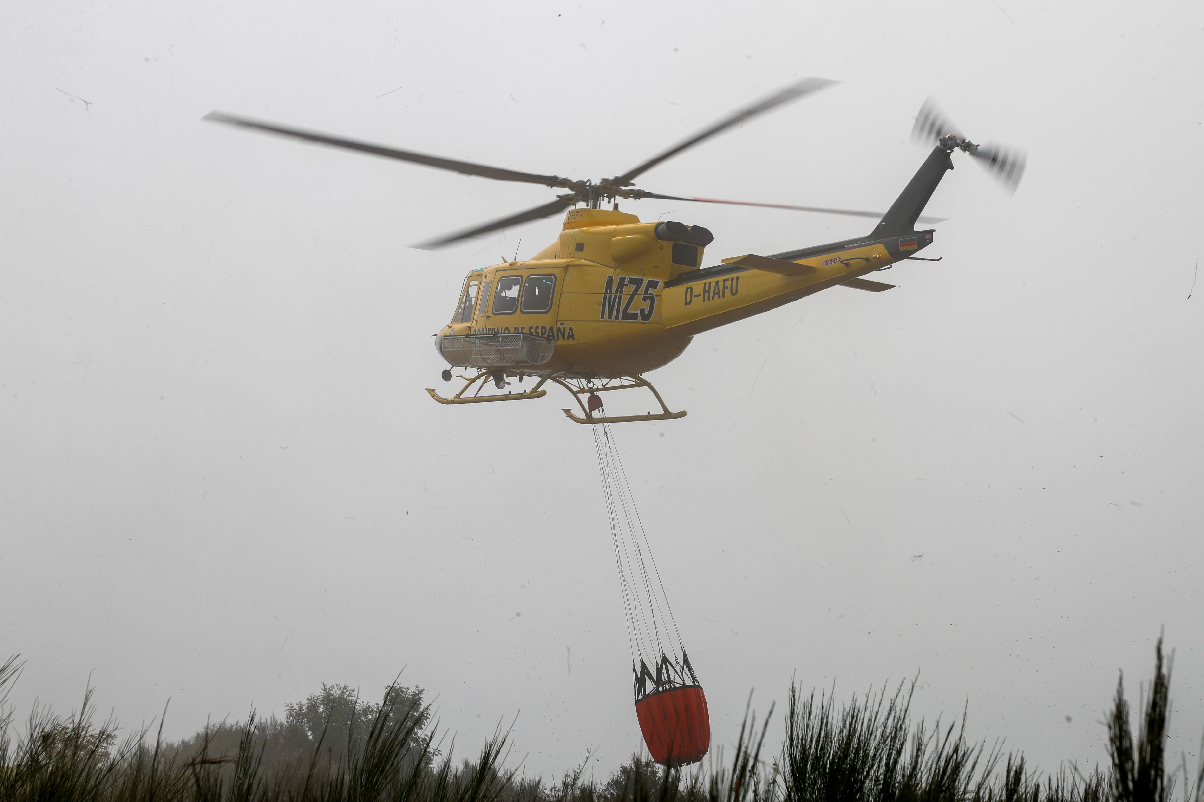 A FONSAGRADA (LUGO), 06/08/2025.- Un helicóptero de la lucha contra incendios se dispone a la extinción este miércoles de un fuego en la aldea de Monteseiro, perteneciente al municipio lucense de Fonsagrada. EFE/ Eliseo Trigo
