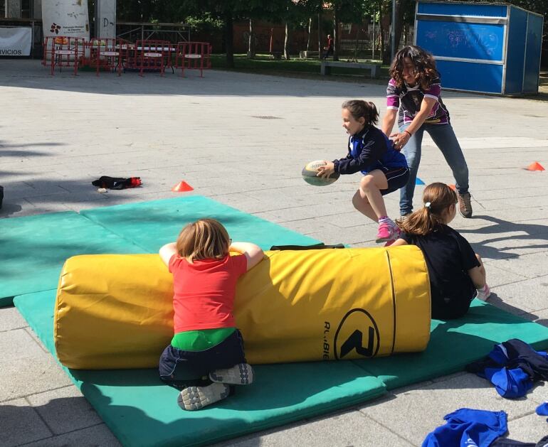 Alumnos practicando juegos predeportivos de rugby en el Parque del Salón