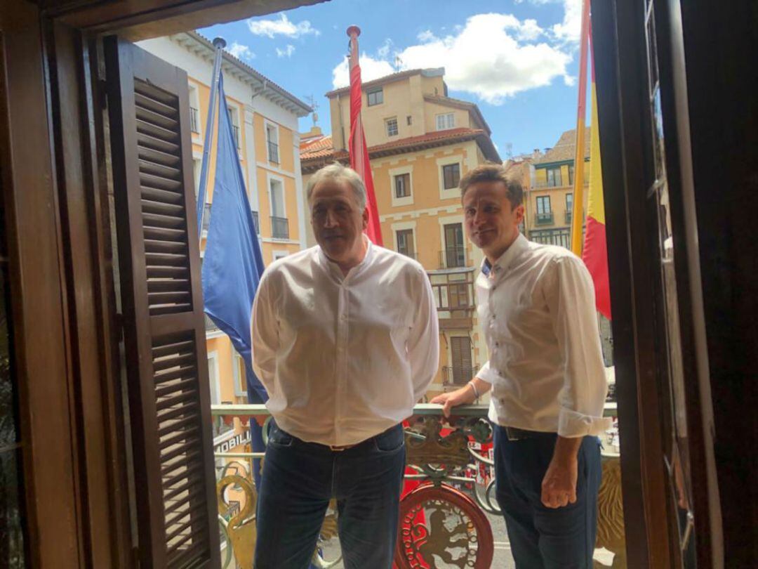 José Andrés Palacios presidente de la Pamplonesa, junto al alcalde en funciones, Joseba Asiron