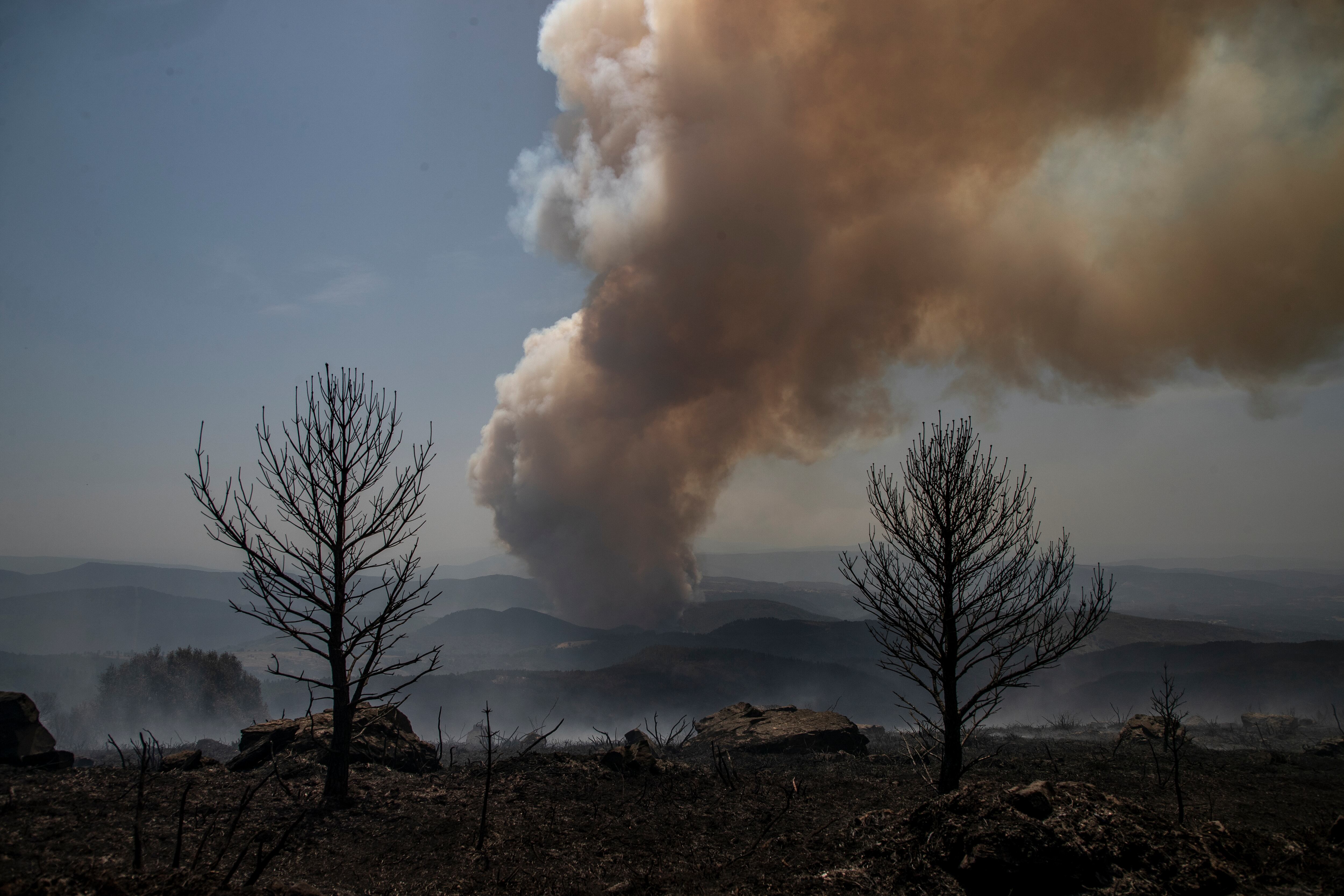 Vista del incendio en Saa en A Pobra de Brollón, Lugo.