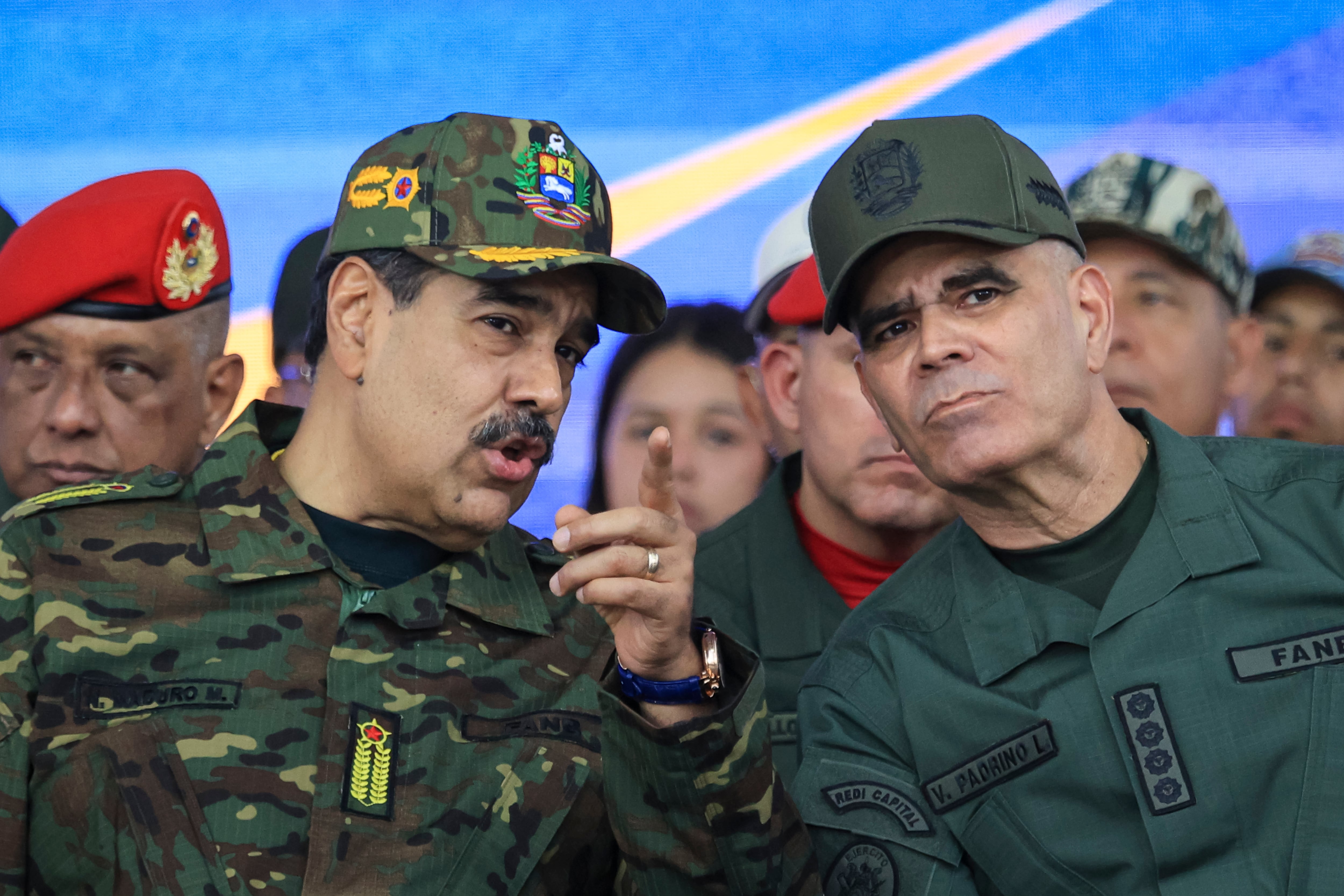 El presidente de Venezuela, Nicolás Maduro, conversa con el ministro de Defensa, Vladimir Padrino López