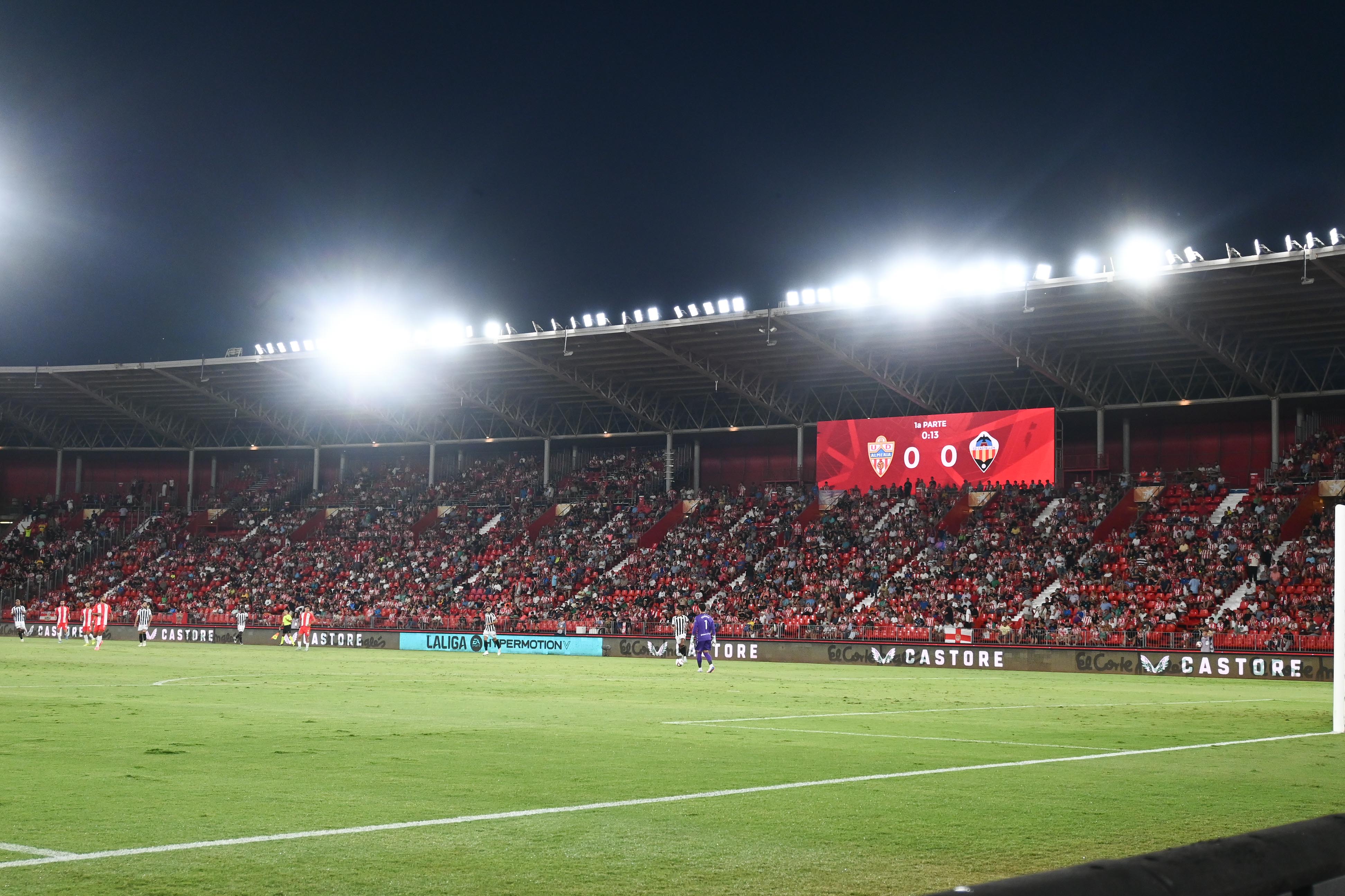 La afición siempre acompaña al equipo, aunque se prevé pañolada el domingo.