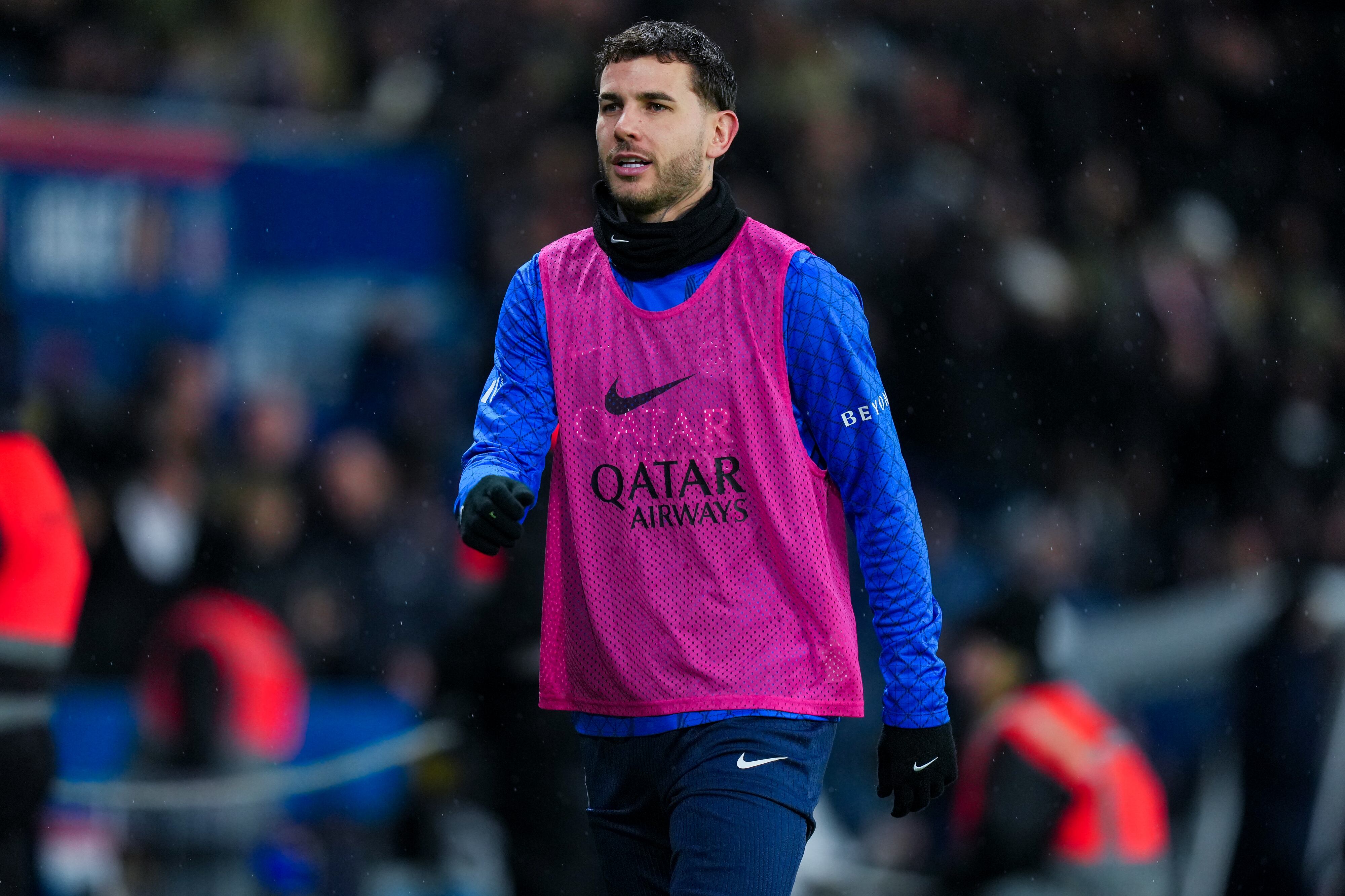 Lucas Hernández durante un calentamiento con el PSG