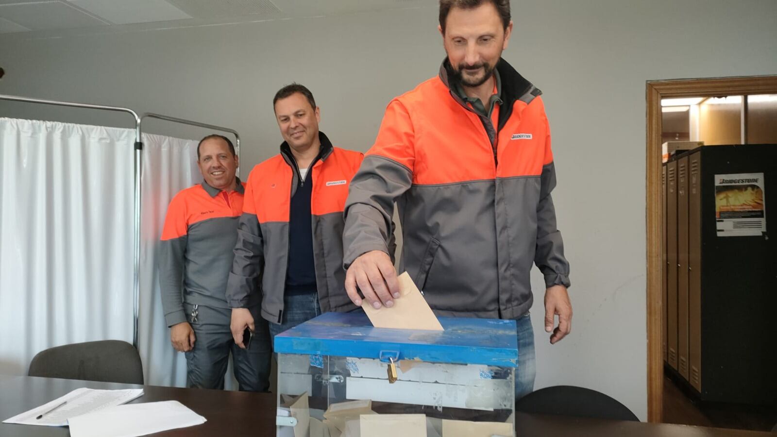 16/05/2025. Empleados de Bridgestone en Puente San Miguel durante la votación sobre la última propuesta de la multinacional japonesa.