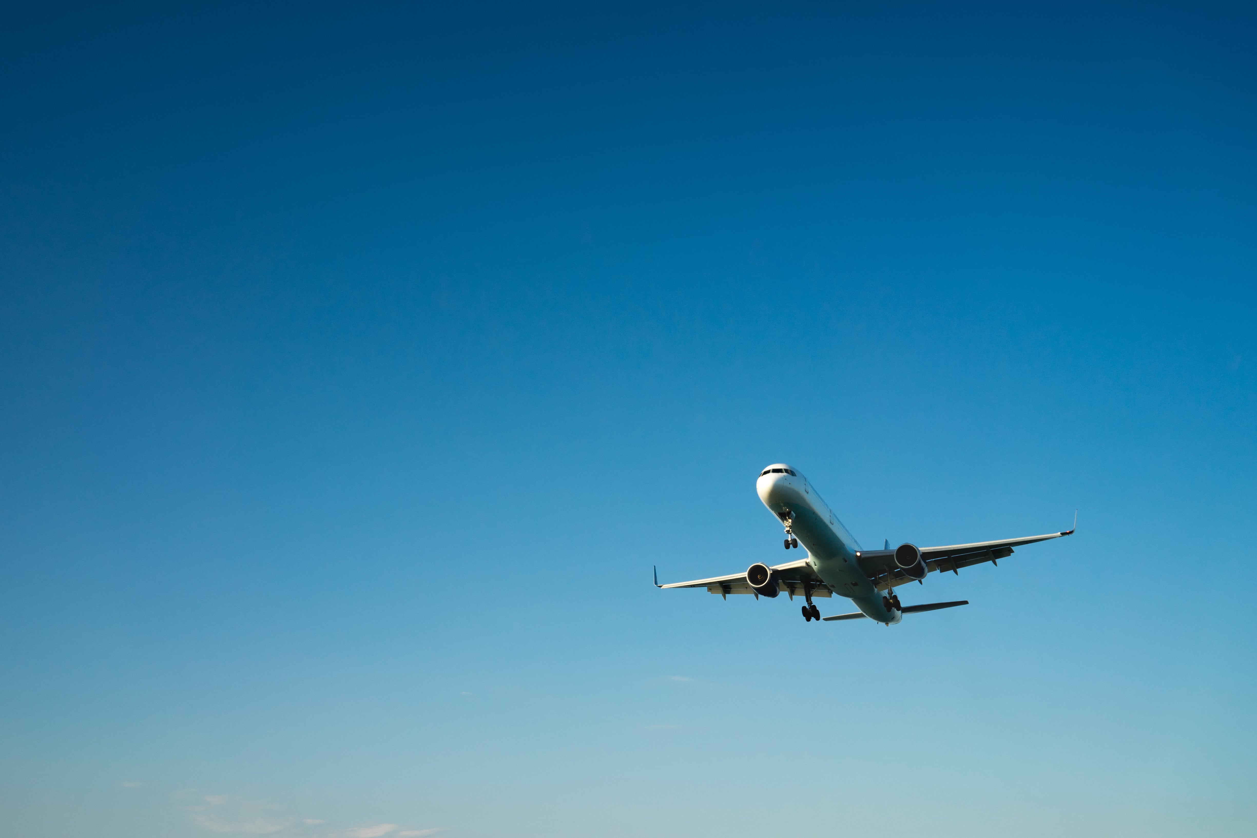 Un avión volando