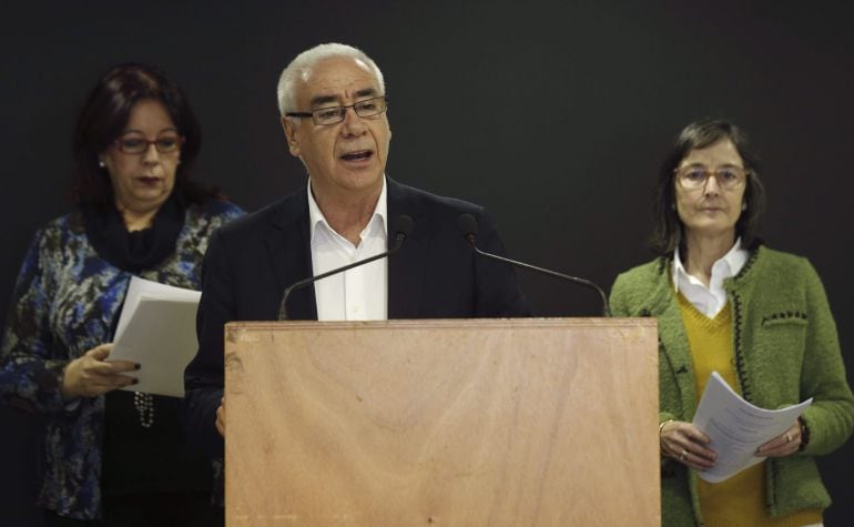 GRA194. MADRID, 14/01/2015.- El consejero de Educación de Andalucía, Luciano Alonso (c), junto a la viceconsejera de Educación de Canarias, Manuela Armas (d), y la directora general de FP del Principado de Asturias, Victorina Fernández (i), durante su intervención hoy en la conferencia de prensa en la que han vuelto a pedir al Ministerio de Educación que se aplace la implantación del real decreto que regula el currículo básico de ESO y Bachillerato a partir del curso próximo, como prevé el calendario de la Lomce, por falta de tiempo y motivos técnicos, entre otras razones. Canarias se &quot;reserva&quot; recurrir judicialmente el real decreto que regula el currículo básico de ESO y Bachillerato y Andalucía no lo descarta a la espera del resultado de la Conferencia Sectorial de Educación de esta tarde, que preside el ministro José Ignacio Wert. EFE/Sergio Barrenechea