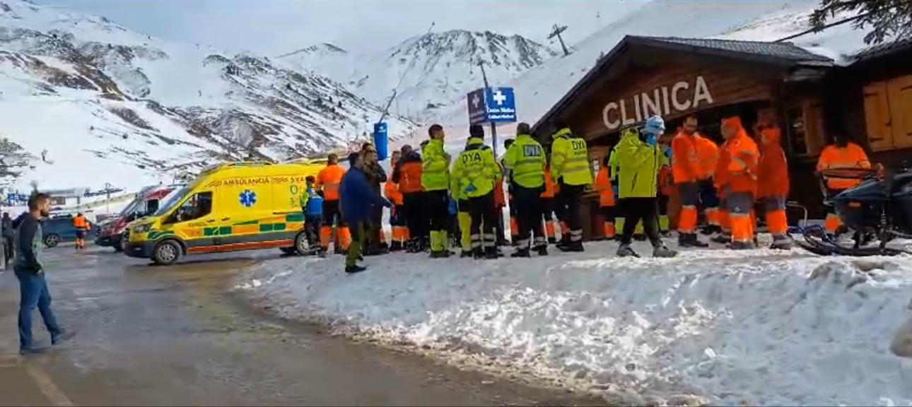 Efectivos sanitarios ante la clínica de Astún