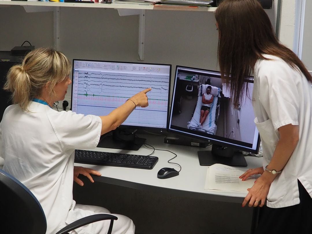 Professionals de la Unitat del Son realitzant el test de manteniment de vigília a un pacient