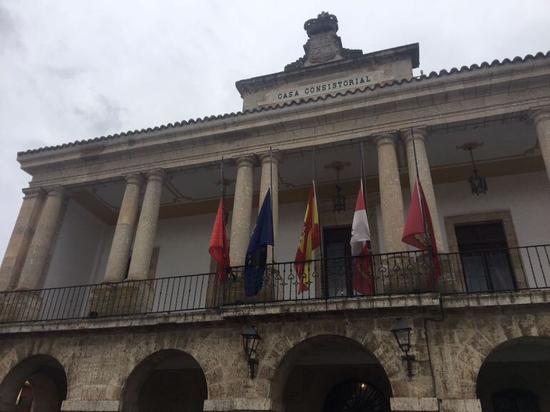 Banderas a media asta en el Ayuntamiento de Toro por el fallecimiento de López Cobos