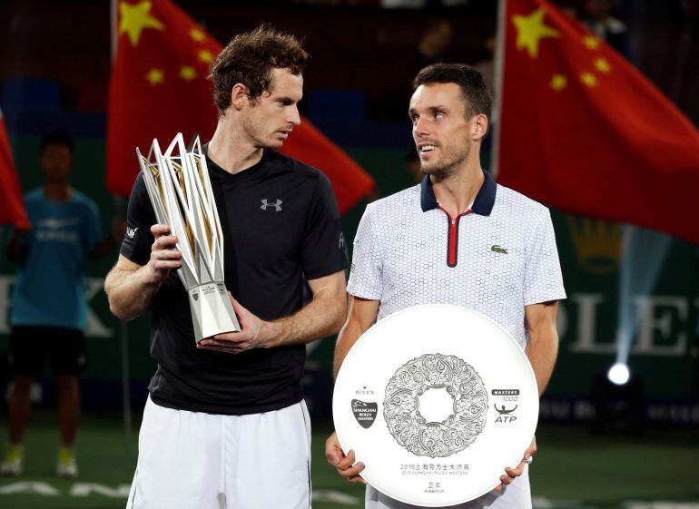 Murray y Bautista con los trofeos.