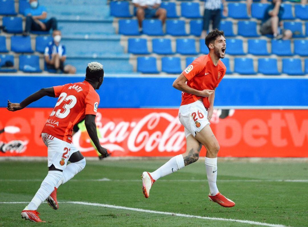 Fer Niño celebra su gol ante el Alavés.