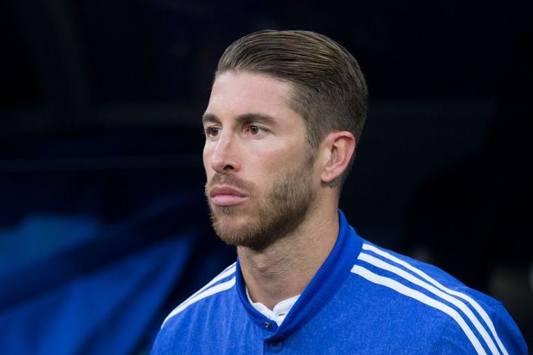 Sergio Ramos salta al césped del Bernabéu antes del inicio de un partido